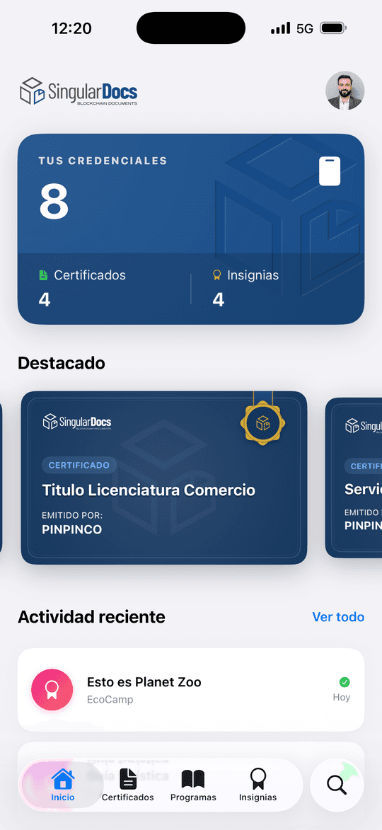Pantalla de inicio de la app de SingularDocs con el total de credenciales, los certificados destacados y la actividad reciente.